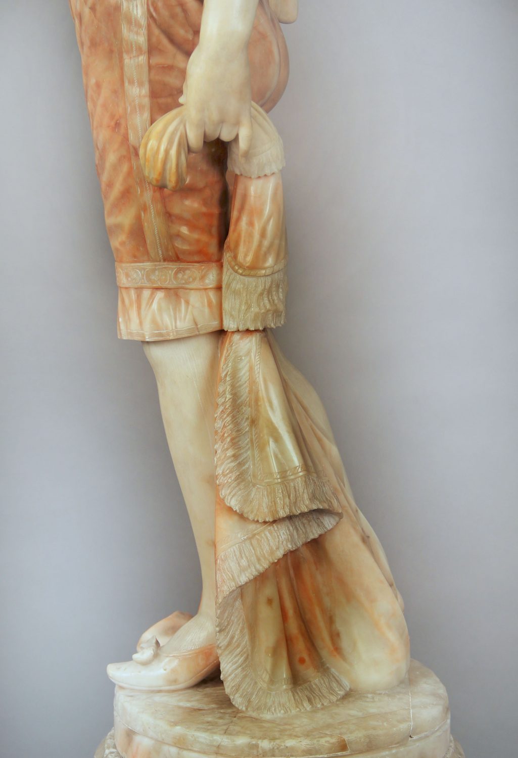 Lot 462 - AN ITALIAN CARVED ALABASTER FIGURE OF THE